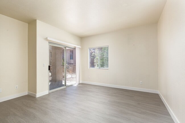 Building Photo - Move-in ready ground-floor 2 bed, 2 bath