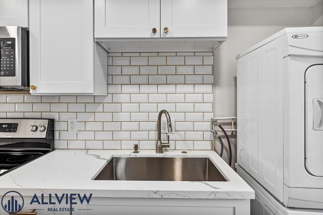 Building Photo - 1 Bed/1 Bath Available in Huntington Beach