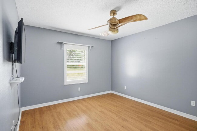 Building Photo - "Charming 3-Bedroom Home with 2 Full Baths and 2032 Sq Ft of Comfort in Palm Coast!"