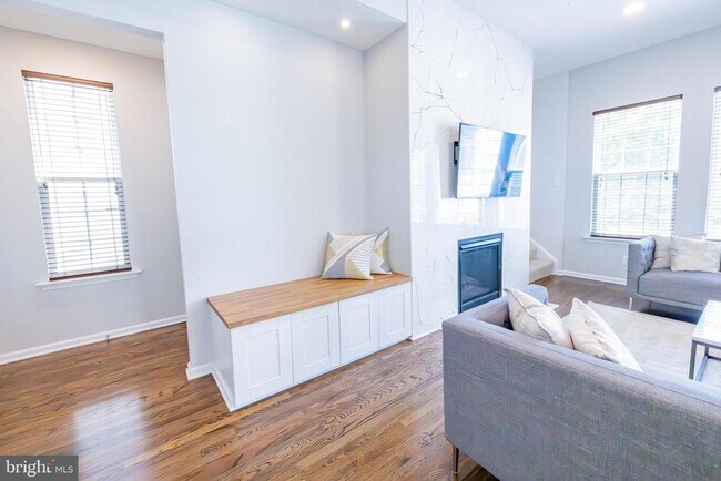 Building Photo - 8727 Raleigh Mews