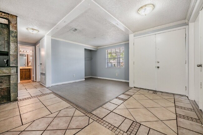 Building Photo - 16001 Saddlestring Dr