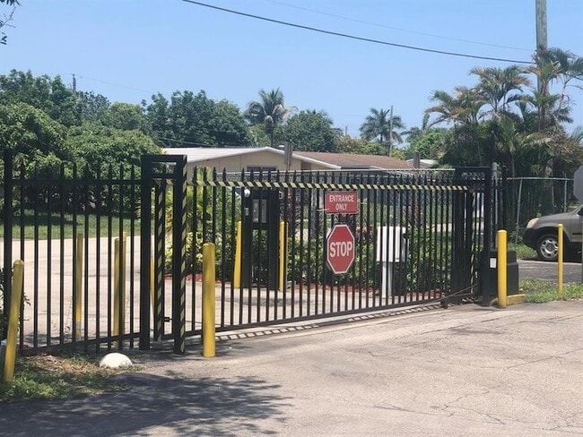 Building Photo - 5335 NW 10th Ct