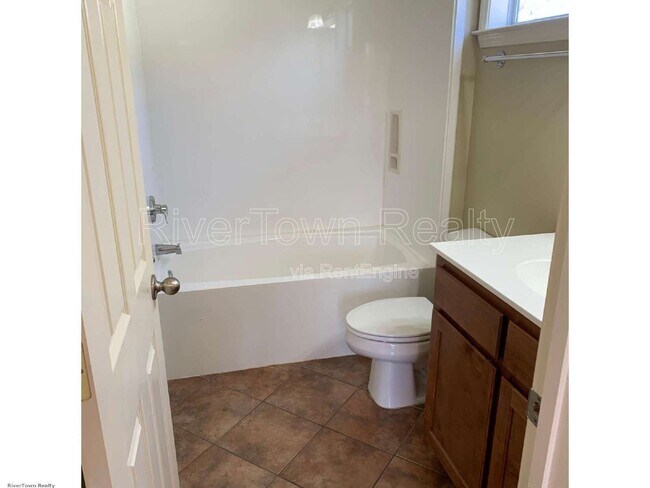 Building Photo - 645 Gookin Pl