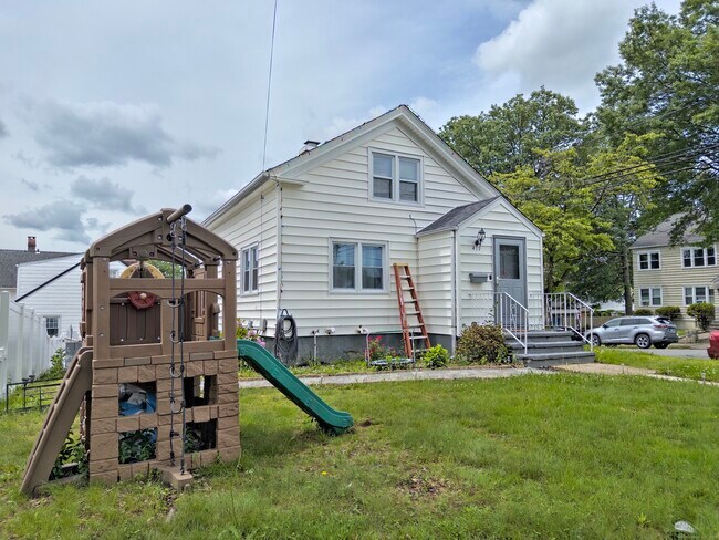 Building Photo - 497 Wayne St
