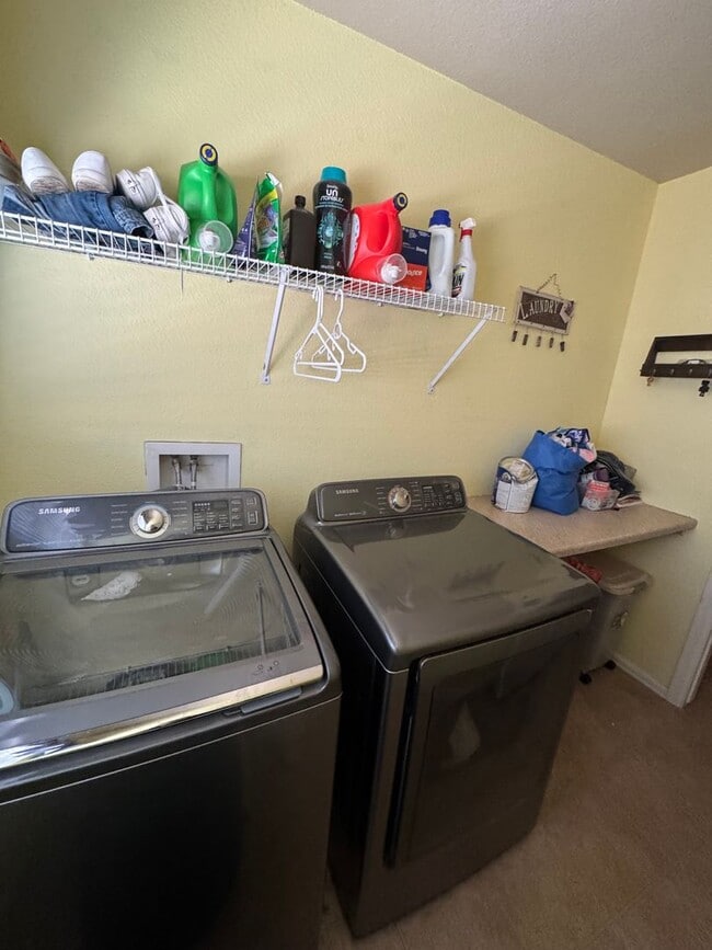 Building Photo - Lovely 3 bedroom/3 car tandem garage home ...