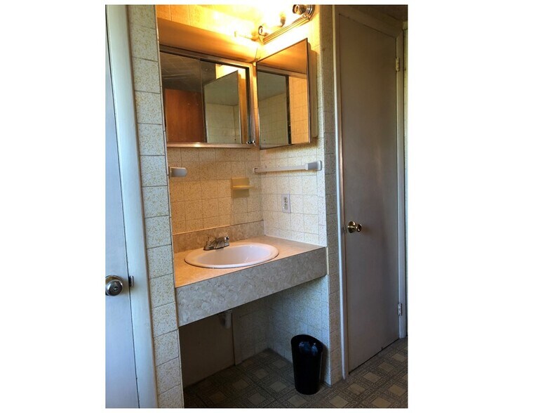bathroom sink and closets - 419 N 2nd St