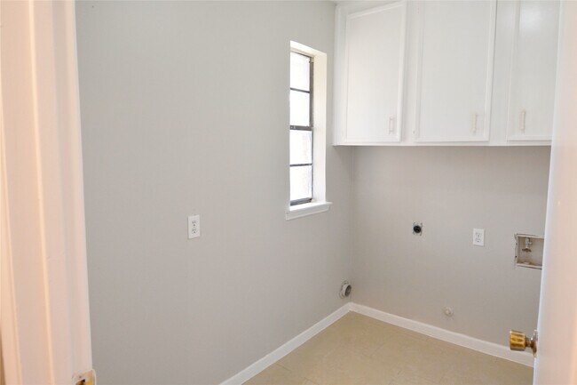 Building Photo - 10127 Sagegate Dr