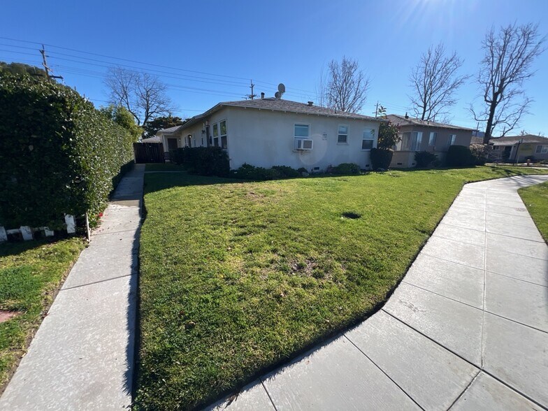 Primary Photo - 1706 N Hollywood Way