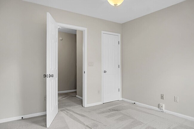 Building Photo - Gorgeous, 2 story, 4 BR, 2.5 BA Home with Fenced Yard near Magnolia Gardens