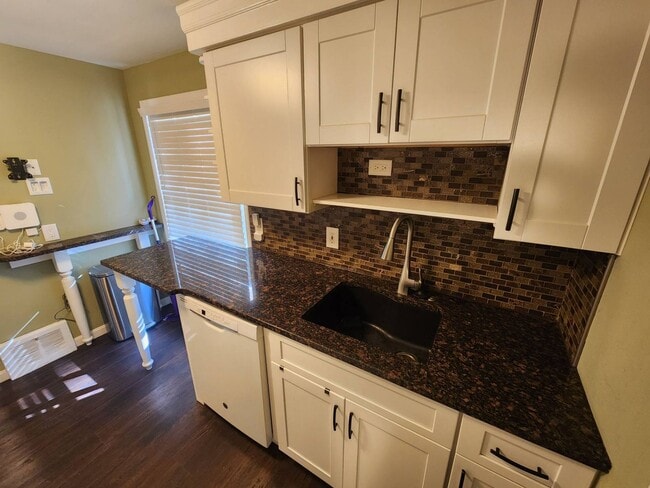 Building Photo - Charming 3-Bedroom Property in Prime Location