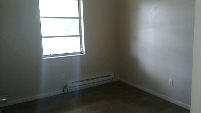 Building Photo - 3 Bed 1 Bath Home | Pet Friendly with Fenced Yard | Washer Dryer Hook Ups | Section 8 Welcome