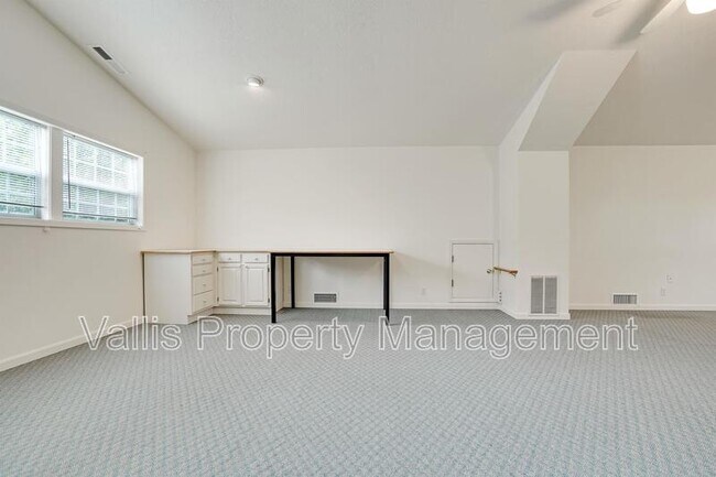 Building Photo - 3385 Camellia Dr S