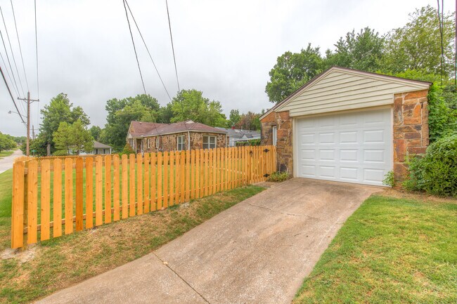 Building Photo - 1304 S Oswego Ave