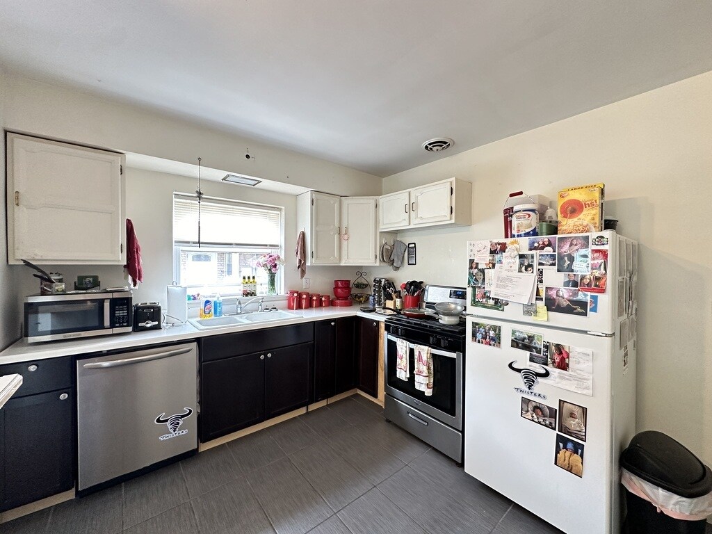 Building Photo - 2707 W Berwyn Ave