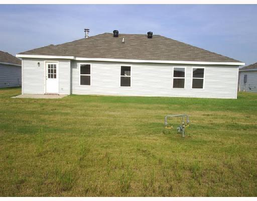 Building Photo - 901 SW Summit Chase Rd