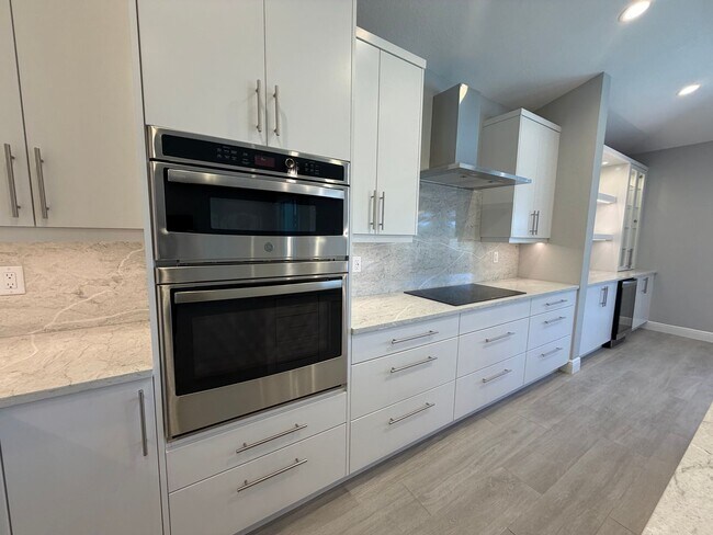 Building Photo - ANNUAL RENTAL - 3 BED / 2 BATH POOL HOME IN AUTUMN WOODS