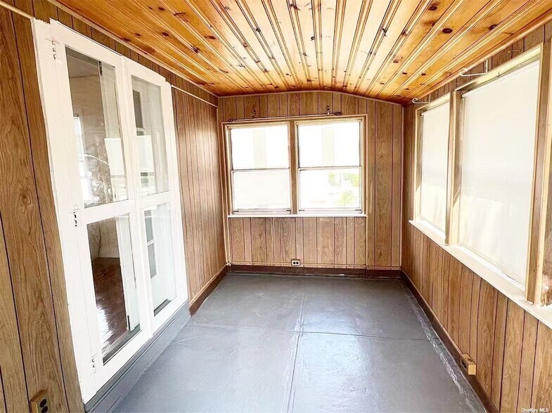 Building Photo - 43 Brian St