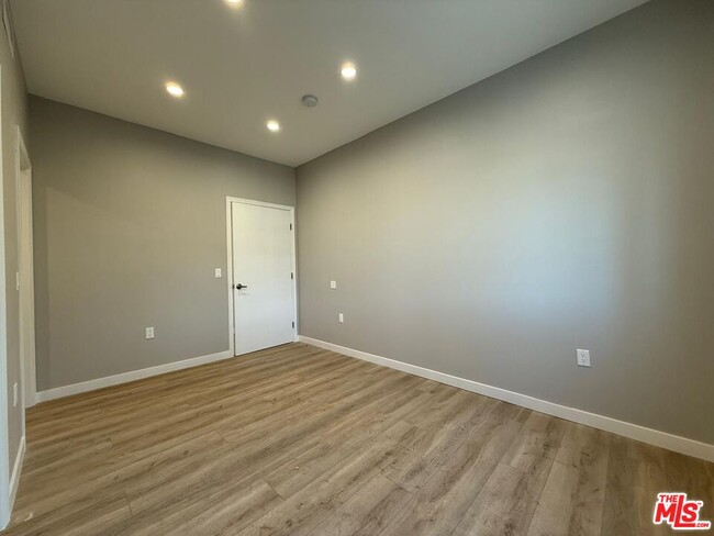 Building Photo - 10605 Owensmouth Ave