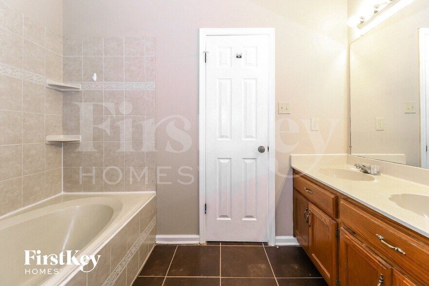 Building Photo - 5672 Riverhead Ave