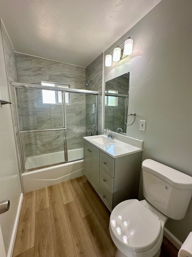 Building Photo - COMING SOON--2 bed/1 bath in IB