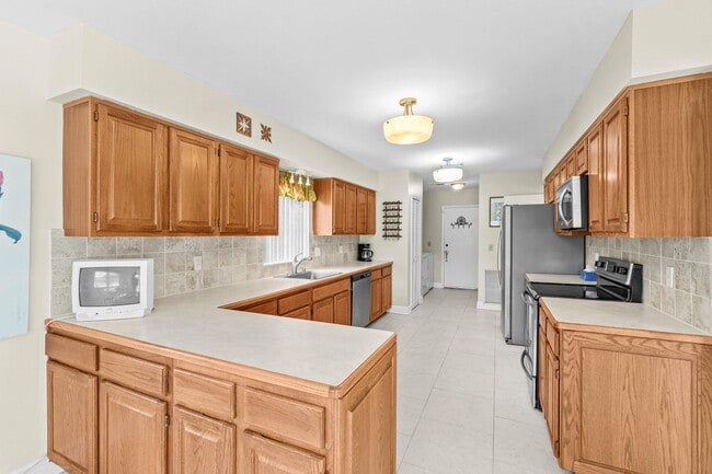Building Photo - 10990 Greentrail Dr S