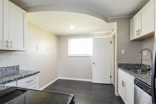 Building Photo - 745 Northmoor Dr