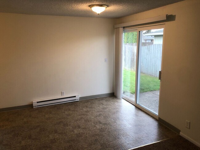 Building Photo - Three Bedroom Duplex in South Salem