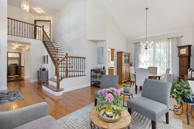 Building Photo - 526 Normandy Ln