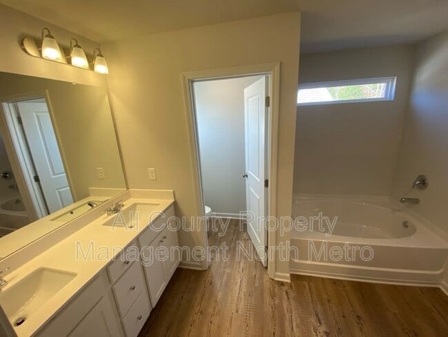 Building Photo - 185 Springwood Ln