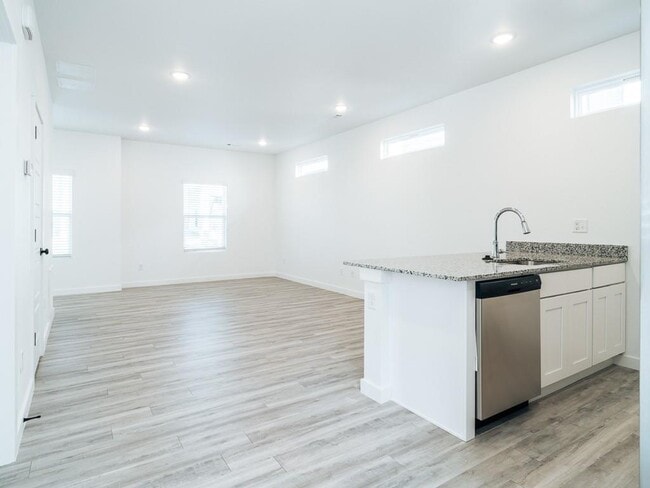 Building Photo - 881 Boardwalk Ave