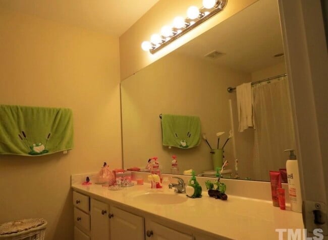 Building Photo - 844 Saratoga Dr