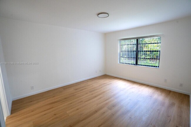 Building Photo - 136 S Cypress Rd