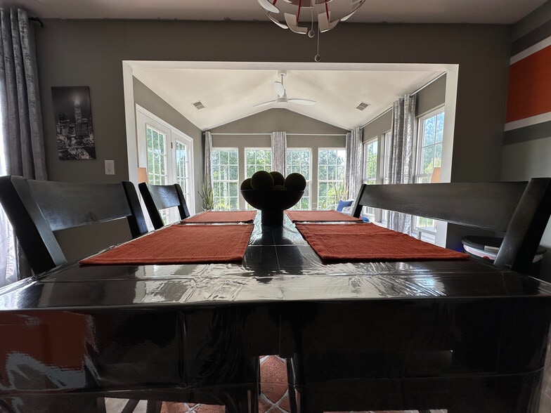 Building Photo - Room in House on Sunburst Ln