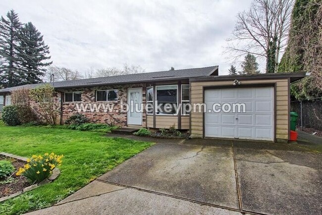 Building Photo - 3 Bed, 1 Bath Duplex With Fenced Yard in Gresham Near Gresham High School