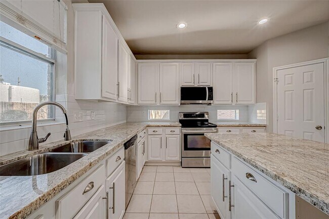 Building Photo - 24043 River Pl Dr