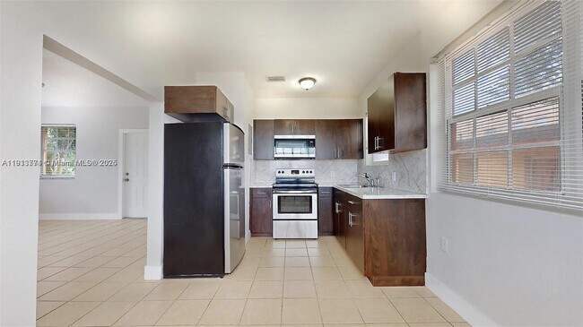 Building Photo - 200 SW 19th Ave