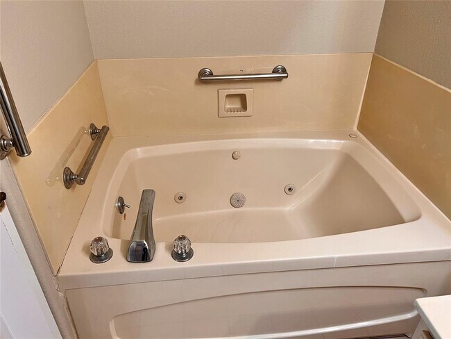 Building Photo - 1405 Ave L