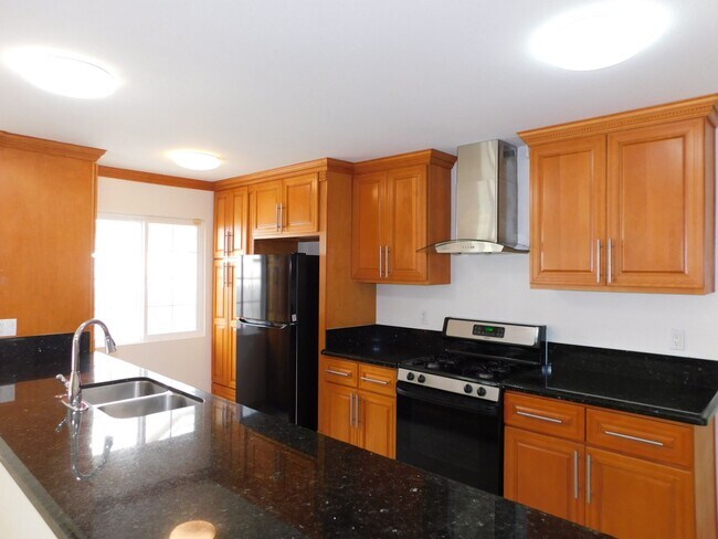 Building Photo - Beautiful single story 3 bedroom, 2 bathro...