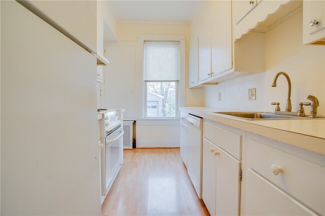 Building Photo - 40 Cedar St