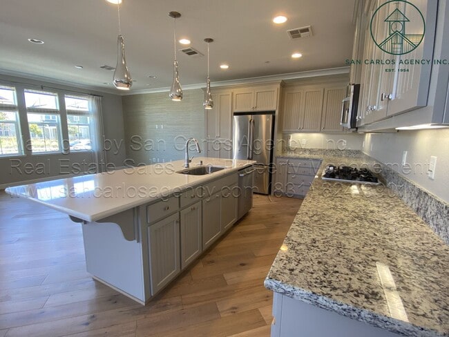 Building Photo - Three Bed Home in New Marina Development