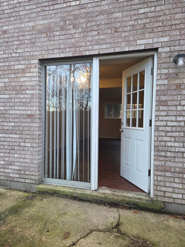 Building Photo - 524 Mercer Rd