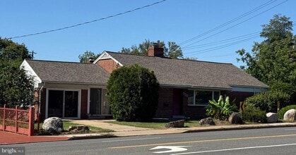 Building Photo - 520 S Carlin Springs Rd