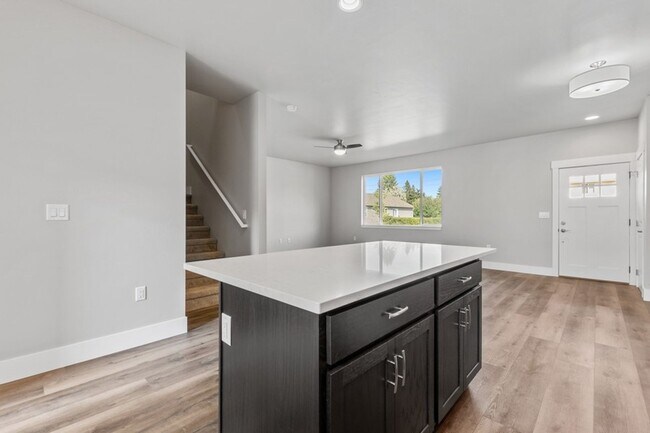 Building Photo - 3 bedroom, 2.5 bath townhome, minutes from downtown Whitefish