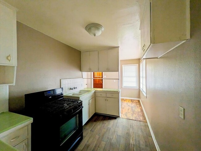 Building Photo - 302 Bridal Wreath Ave