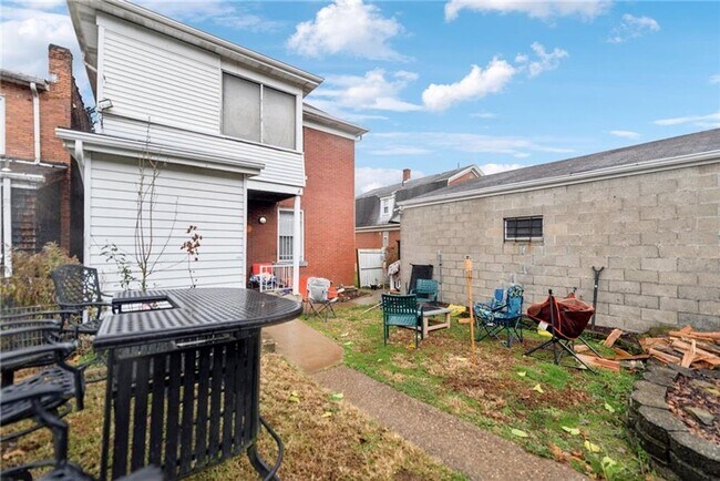 Building Photo - Bright and Roomy 6-Bedroom in McKees Rocks with Garage