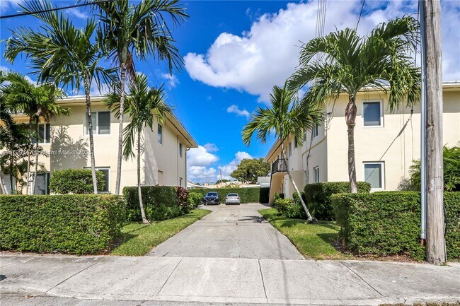 Building Photo - 930 SW 24th Ct