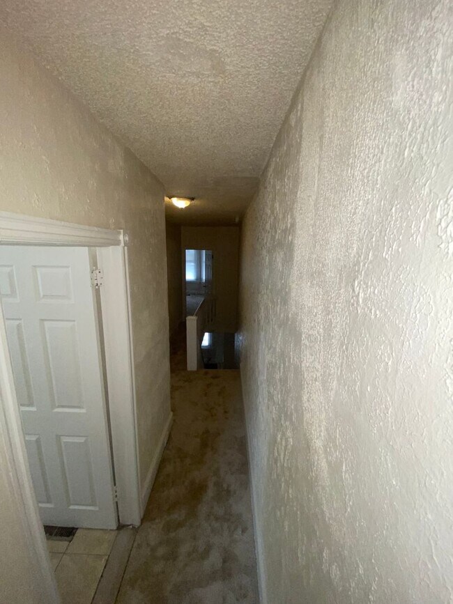 Building Photo - 3 Bedroom w/ Skylight and Stainless Steel
