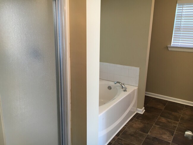 Building Photo - Beautiful 3 bedroom Home! (Updated Pictures Coming Soon)