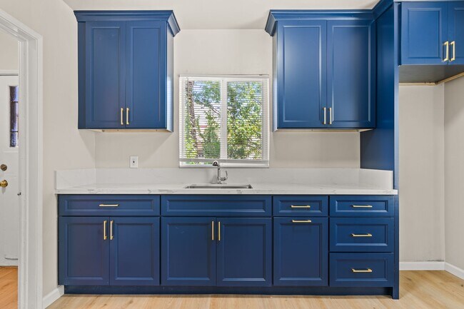 Building Photo - Fully Remodeled Oakland 2 Bed w/ Off-Street Parking