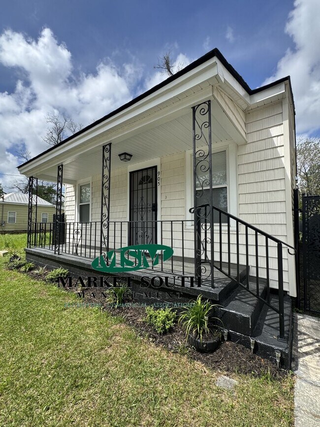 Building Photo - 905 Elliott Ave